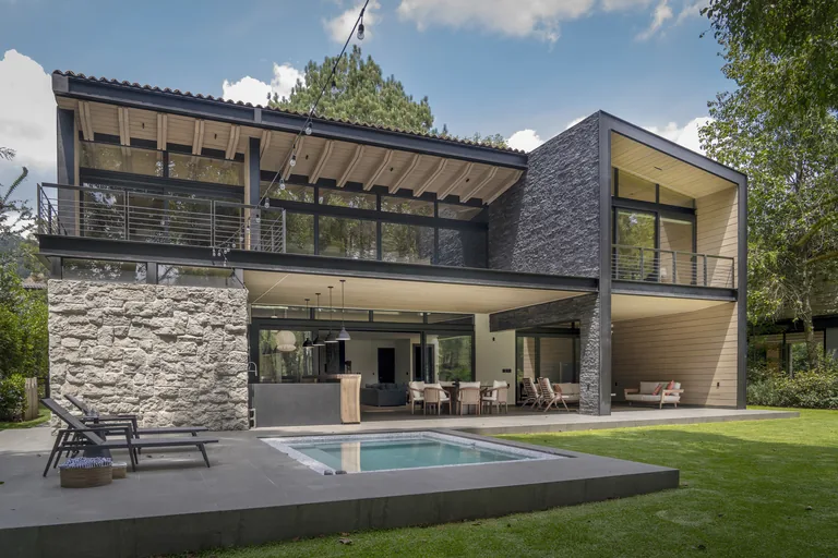 Residencia contemporánea con alberca construida por Grupo IMCI en Valle de Bravo