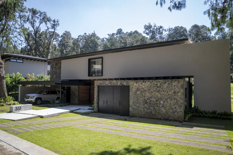 Fachada moderna con muro de piedra y cochera techada, Lote 351, Valle de Bravo